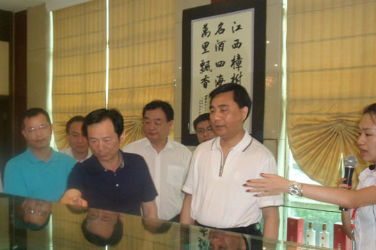 江西省委常委、紀(jì)委書(shū)記周澤民一行蒞臨四特酒公司參觀考察